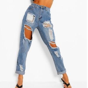 NWT Boohoo Ripped Mom Jeans